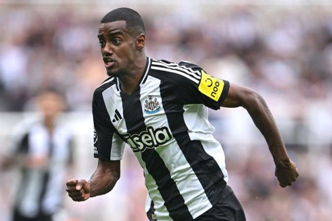 2. Alexander Isak (Newcastle): Isak từ lâu đã là mục tiêu theo đuổi của Arsenal và dự kiến ​​sẽ chuyển đến Emirates vào tháng 1/2022, trước khi anh gia nhập Newcastle. "Chích chòe" đã ký hợp đồng với Isak với giá 63 triệu bảng Anh và yêu cầu Chelsea trả 115 triệu bảng khi họ hỏi mua vào tháng 1/2024. Hiện tại, Newcastle không có nhu cầu bán Isak trừ phi nhận được lời đề nghị cực kỳ hấp dẫn.