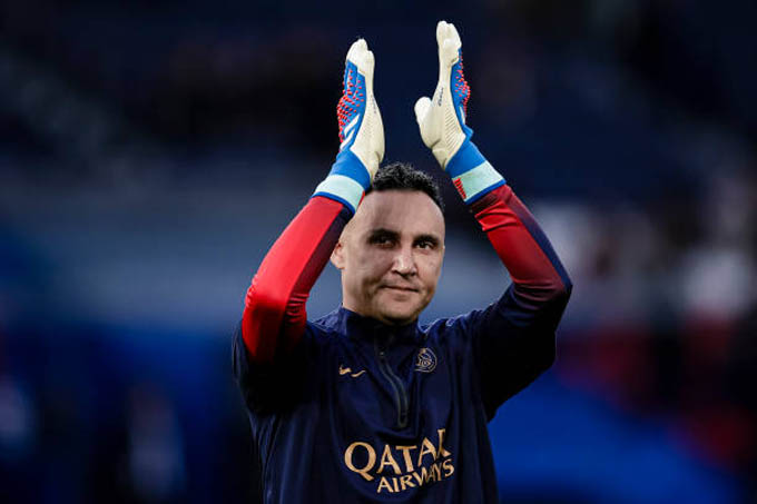 Keylor Navas: Hồi mùa hè năm ngoái, Navas đã từ chối lời mời của Al Hilal. Và chỉ sau đó 1 năm, thủ thành người Costa Rica đã chia tay PSG theo dạng chuyển nhượng tự do. Ở tuổi 37, Navas chưa có ý định từ giã sự nghiệp sân cỏ nhưng vấn đề là anh chưa tìm được bến đỗ mới.